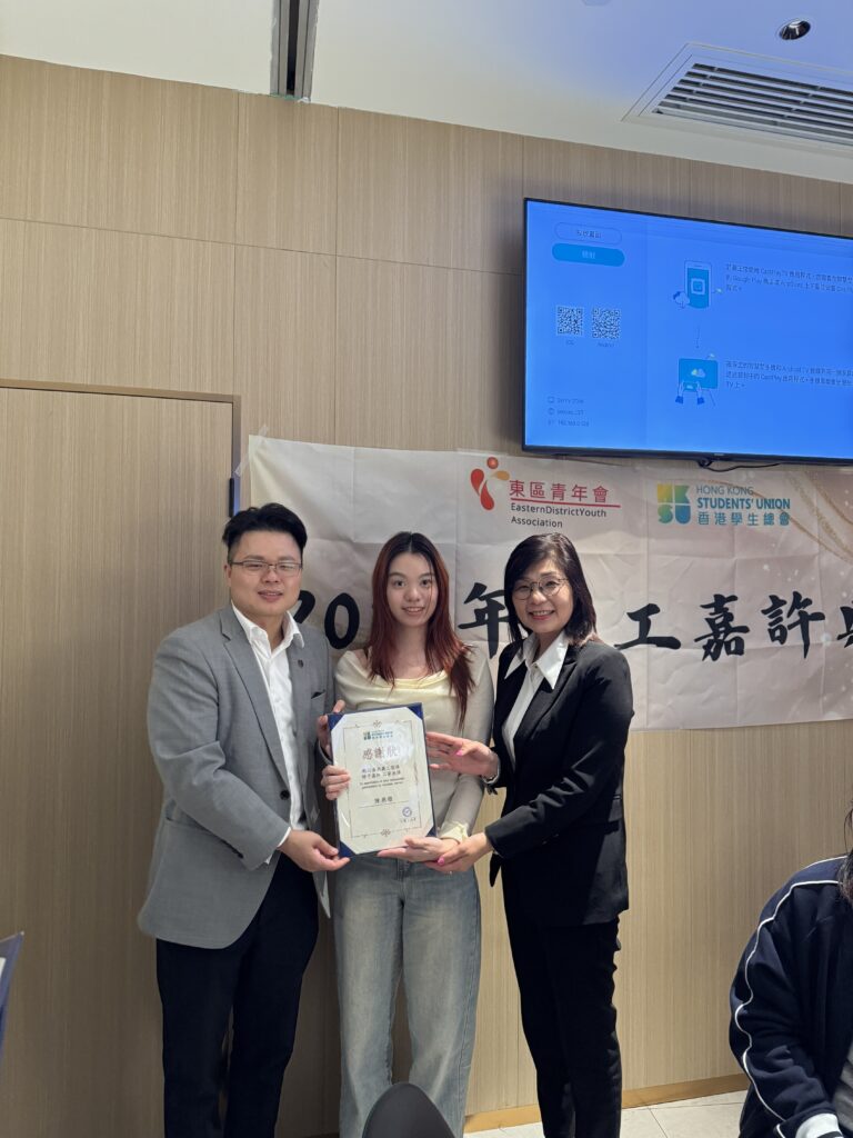 香港明德會李尚仁博士向IANG學生義工頒發感謝狀,表彰其社區服務。