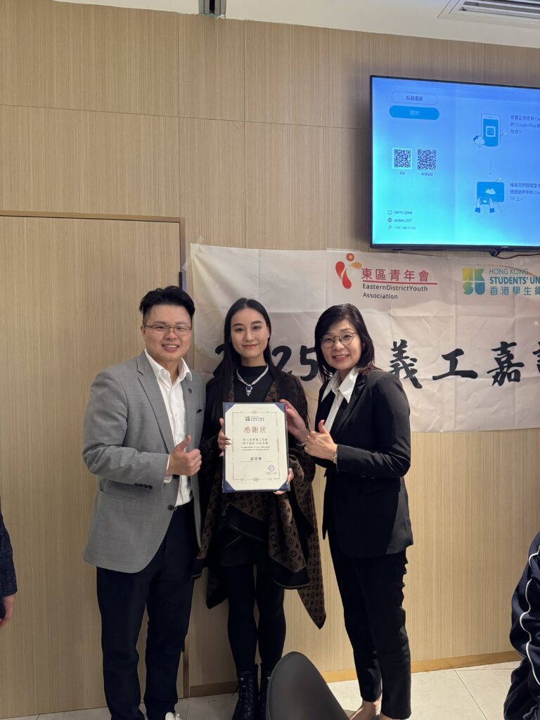 香港明德會李尚仁博士向IANG學生義工頒發感謝狀,表彰其社區服務。