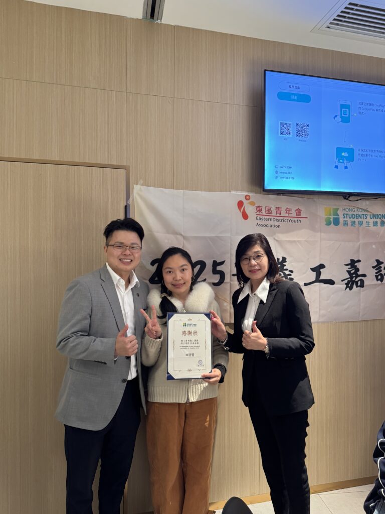 香港明德會李尚仁博士向IANG學生義工頒發感謝狀,表彰其社區服務。