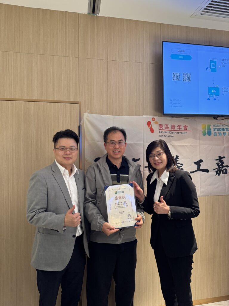 香港明德會李尚仁博士向IANG學生義工頒發感謝狀,表彰其社區服務。