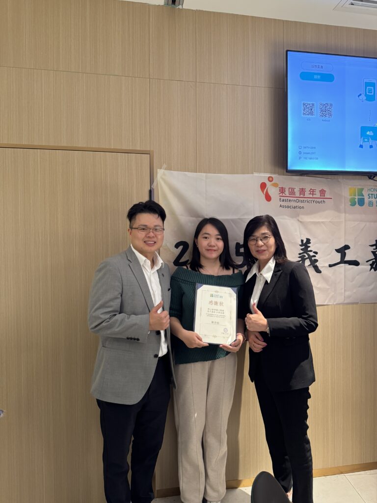 香港明德會李尚仁博士向IANG學生義工頒發感謝狀,表彰其社區服務。