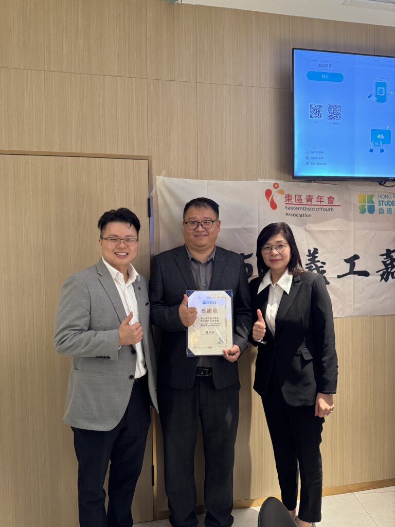 香港明德會李尚仁博士向IANG學生義工頒發感謝狀,表彰其社區服務。